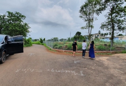 424,3m2 có 100m ONT - đất bo góc ngã ba đường xe hơi chạy, dân cư bao quanh. Giá 3.3 tỷ. Phí 2%.