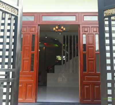 Cửa chính đối diện cửa sổ và bếp nhà hàng xóm có xấu không?