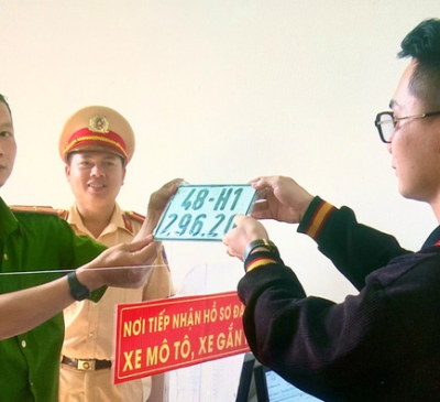 Người dân phấn khởi khi được cấp biển số xe ở cấp xã, huyện