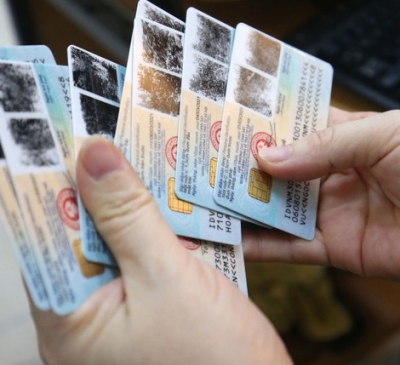 Bỏ vân tay trên bề mặt thẻ căn cước để bảo đảm tính bảo mật