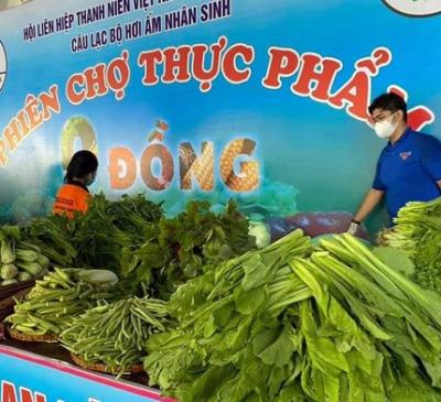 Phiên chợ không đồng do Hội Phụ nữ xã Bình Sơn tổ chức góp phần làm ấm lòng những người khó khăn