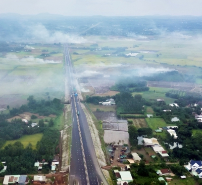 Khói mịt mù trên đường cao tốc Phan Thiết - Dầu Giây