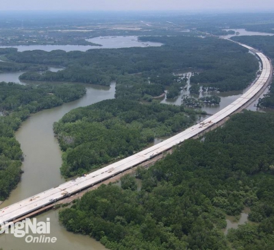 Hàng trăm kỹ sư, công nhân miệt mài thi công xuyên lễ trên công trường cao tốc Bến Lức - Long Thành