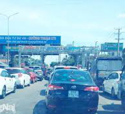 Tranh thủ dán thẻ thu phí không dừng