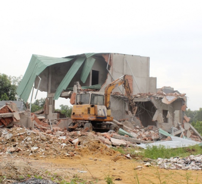 Cưỡng chế nhiều công trình xây dựng trái phép tại Tân Vạn