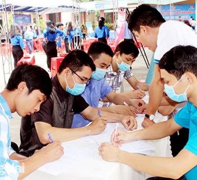 Nhiều cơ hội việc làm cho người dân vùng dự án