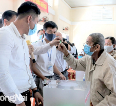 Giao đất tái định cư cho người dân