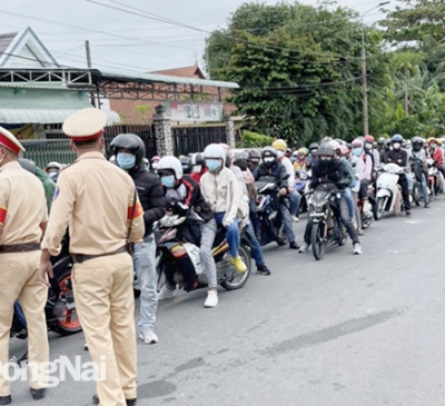 Hơn 900 công nhân tại Đồng Nai được Công an dẫn đường, hỗ trợ về quê