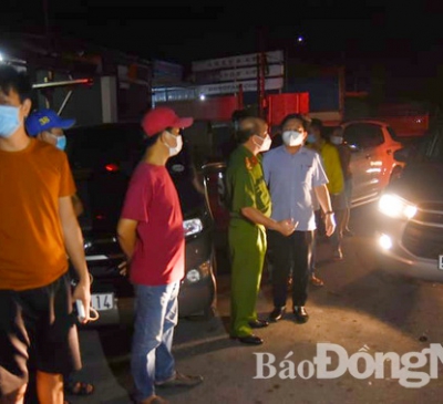 Hàng trăm người lao động về quê buộc phải quay lại phòng trọ trong đêm