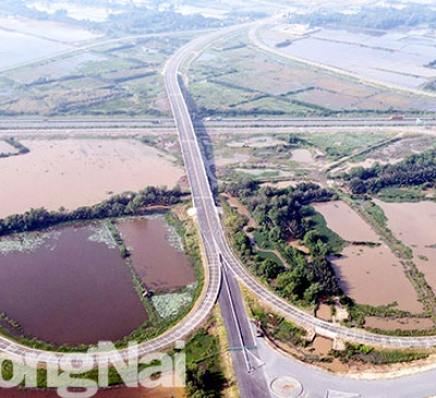 Kết nối giao thông cho 2 cực tăng trưởng mới