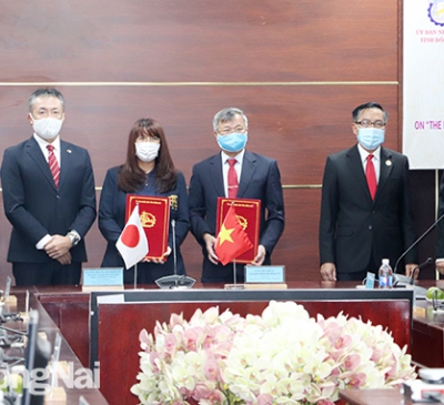 Thương mại dịch vụ phát triển chậm