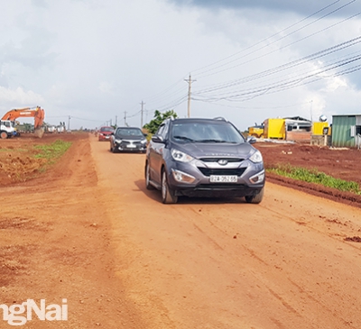 Lượng phương tiện lưu thông trên Hương lộ 10 vẫn còn lớn