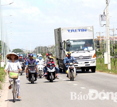 Nhiều tuyến đường kết nối khu công nghiệp quá tải