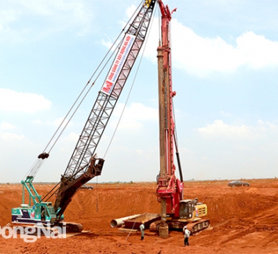 Huy động thiết bị phục vụ thi công đại trà gói thầu cọc móng nhà ga hành khách