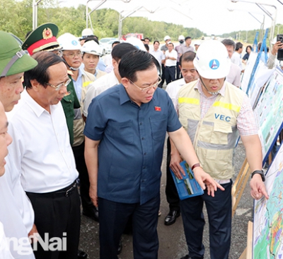 Chủ tịch Quốc hội Vương Đình Huệ kiểm tra thực tế dự án Đường cao tốc Bến Lức - Long Thành