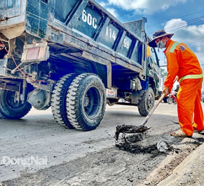 Chuyện những người dãi nắng, dầm mưa duy tu đường bộ