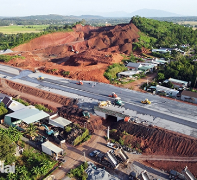 Ngày đêm thi công trên công trường dự án Đường cao tốc Phan Thiết - Dầu Giây