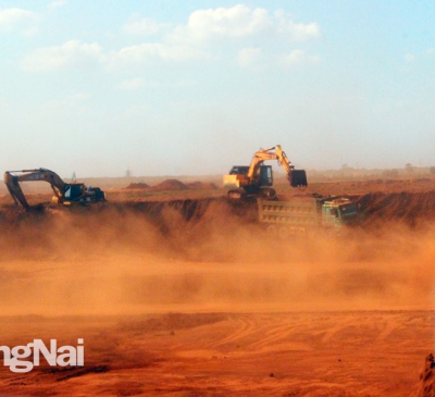 Bụi đất tại khu vực thi công sân bay vượt chuẩn, kiến nghị Bộ TN-MT vào cuộc kiểm tra