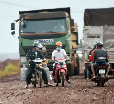 Bất chấp nguy hiểm, các phương tiện vẫn lưu thông vào hương lộ 10 đoạn thi công dự án SB Long Thành