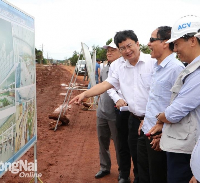 Các đại biểu tham dự Hội thảo báo Đảng miền Đông Nam bộ mở rộng năm 2023 tham quan SB Long Thành