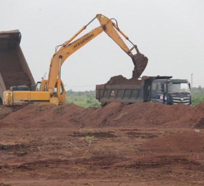 Bên trong công trường 