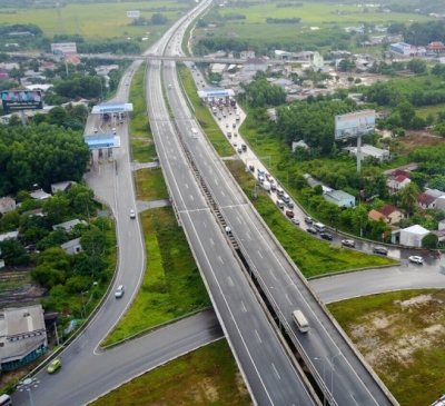 Bàn giao 160 km cọc GPMB ba cao tốc trọng điểm phía Nam