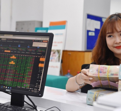 Tiền gửi vào ngân hàng giảm kỷ lục, tiền đang ‘chảy’ vào đâu?