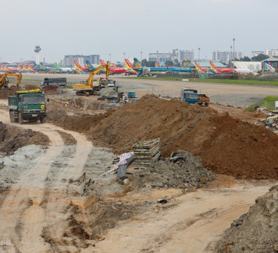 Công trường xây dựng đường lăn sân bay Tân Sơn Nhất