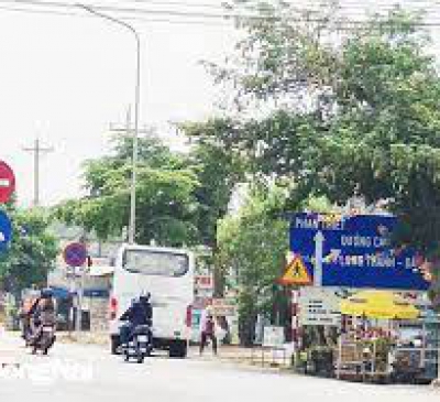 Bến xe Dầu Giây bỏ không, xe khách bên ngoài nhộn nhịp