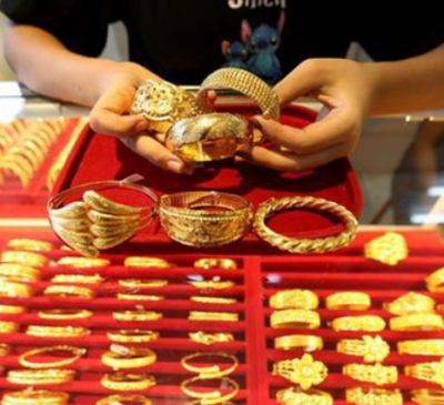 Giá vàng hôm nay 23-2: Tăng dữ dội, thị trường ngập người mua