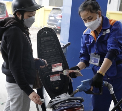 Bộ Tài chính đề xuất giảm thuế môi trường 2.000 đồng/lít xăng